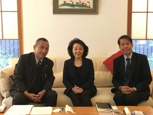 藏人行政中央驻日本代表次旺嘉波·阿若亚（左）与秘书长洛桑曲扎（右）在东京会见日本国家基本问题研究所负责人樱井良子女士 2021年1月27日 照片/驻日本办事处提供
