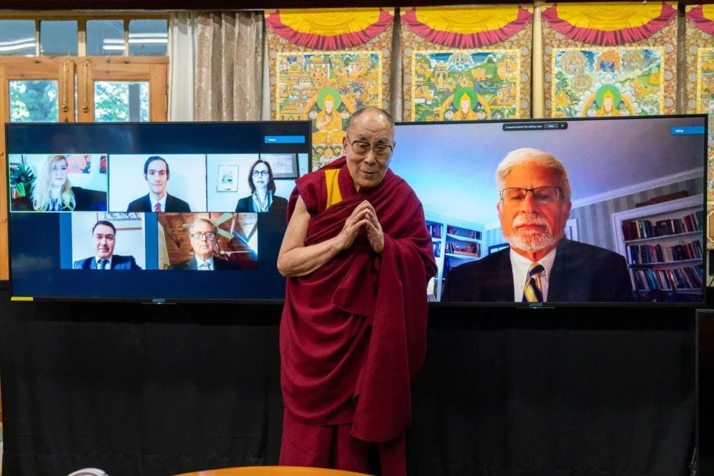 美国西藏问题特别协调员通过网络视讯会见达赖喇嘛尊者 照片/推特/助理国务卿罗伯特·德斯特罗
