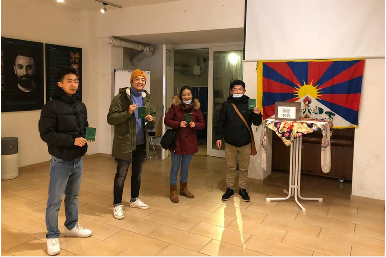 德国藏人社区成员投票选举2021年司政和第十七届西藏人民议会议员 2021年1月3日 照片/驻日内瓦办事处提供