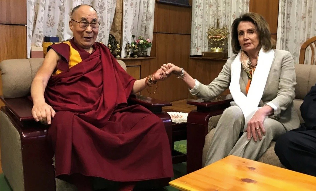 美国众议院少数党领袖南希·佩洛西女士在印度达兰萨拉拜会西藏精神领袖达赖喇嘛 照片/路透社