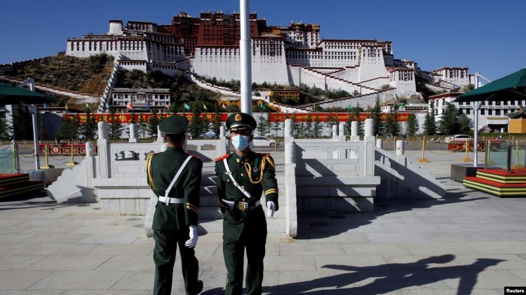 中国士兵在拉萨布达拉宫前举行换岗仪式 （2020年10月15日）
