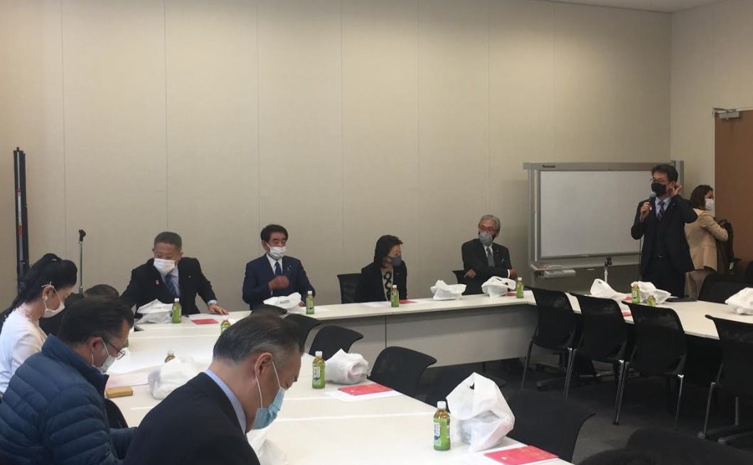 日本国会跨党派支持西藏小组秘书长长尾隆先生在会议上致辞 照片/驻日本办事处提供