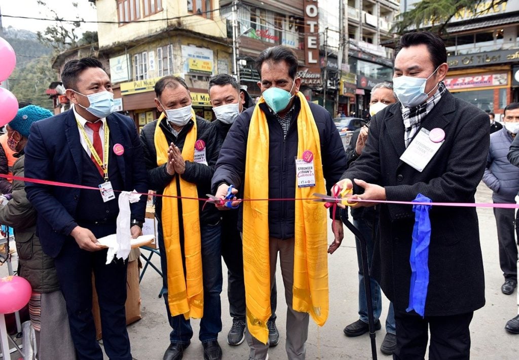 藏人行政中央卫生部长曲炯旺秋和喜玛偕尔邦岗格拉地区首席医疗官为活动进行剪彩 2021年2月4日 摄影/Tenzin Phende/CTA